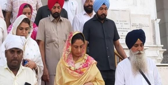 Amritsar News : ਸੱਚਖੰਡ ਸ੍ਰੀ ਹਰਿਮੰਦਰ ਸਾਹਿਬ ਵਿਖੇ ਨਤਮਸਤਕ ਹੋਏ ਸਾਂਸਦ ਹਰਸਿਮਰਤ ਕੌਰ ਬਾਦਲ , ਸਰਬੱਤ ਦੇ ਭਲੇ ਦੀ ਕੀਤੀ ਅਰਦਾਸ