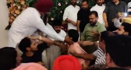 ਸ਼ੁਤਰਾਣਾ 'ਚ ਦੋ ਧੜਿਆਂ 'ਚ ਵੰਡੀ ਨਜ਼ਰ ਆਈ ਕਾਂਗਰਸ, ਸਟੇਜ 'ਤੇ ਚੜ੍ਹਨ ਲਈ ਉਲਝੇ ਆਗੂ