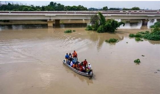 ਦਿੱਲੀ 'ਚ ਯਮੁਨਾ ਦਾ ਪਾਣੀ ਲਗਾਤਾਰ ਹੋ ਰਿਹਾ ਘੱਟ, ਖਤਰਾ ਅਜੇ ਵੀ ਬਰਕਰਾਰ