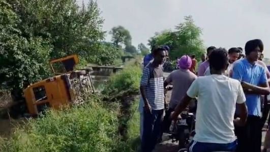 ਪੰਜਾਬ 'ਚ ਸਕੂਲ ਖੁੱਲ੍ਹਣ ਦੇ ਪਹਿਲੇ ਦਿਨ ਹੀ ਵਾਪਰਿਆ ਭਾਣਾ, ਨਾਲੇ 'ਚ ਡਿੱਗੀ ਬੱਚਿਆਂ ਨਾਲ ਭਰੀ ਬੱਸ...
