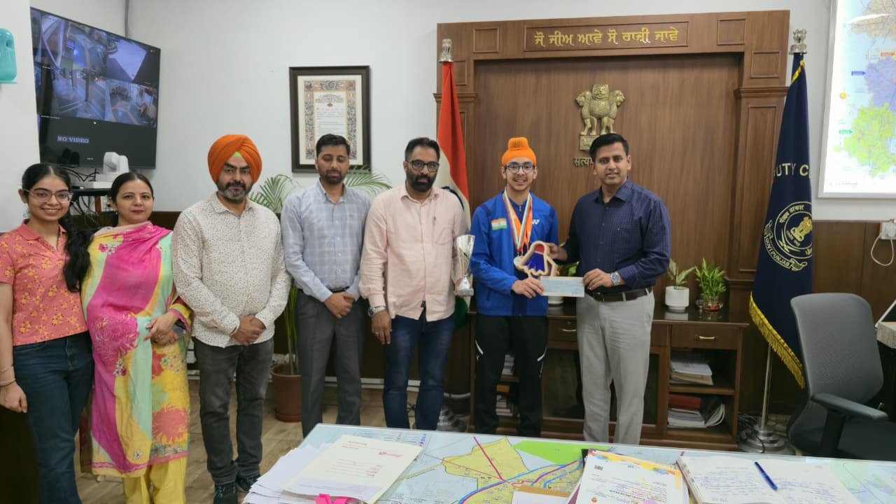 ਬੈਡਮਿੰਟਨ ਖਿਡਾਰੀ ਨੂੰ ਡੀ ਸੀ ਨੇ ਮੈਡਲ ਦੇ ਕੇ ਕੀਤਾ  ਸਨਮਾਨਤ